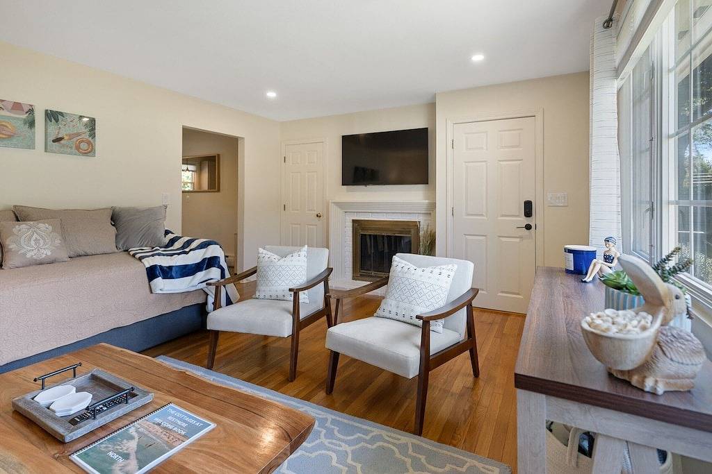 Charming, Newport Cottage Near the Beaches - Sleeps 6 in Middletown, Newport County