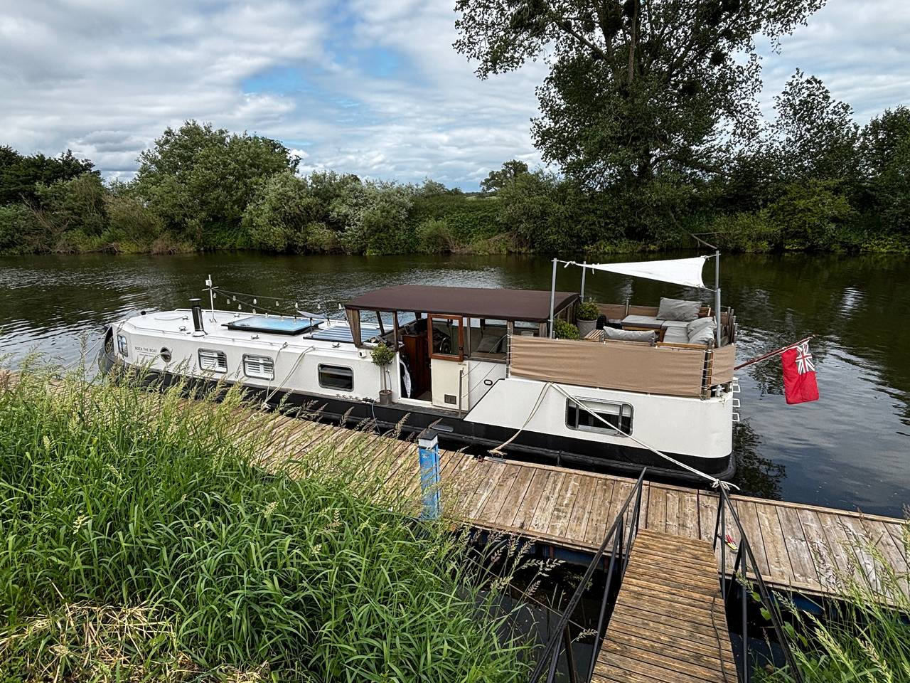 Unique 2 Bed Waterside Retreat, Pet Friendly in Upton-upon-Severn, Worcestershire