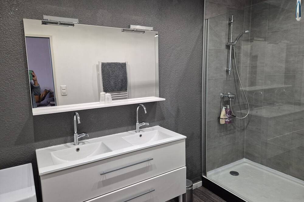 King-De gran tamaño-Baño privado con ducha-Vista al patio-*** in Crest, Región de Die