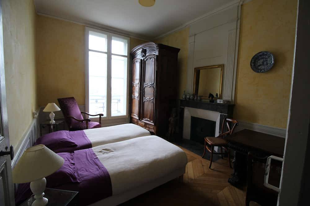 Entire apartment, 3000 sq f, in the old  Saumur city , along the Loire river. Charm & great views in Saumur, Loire Valley