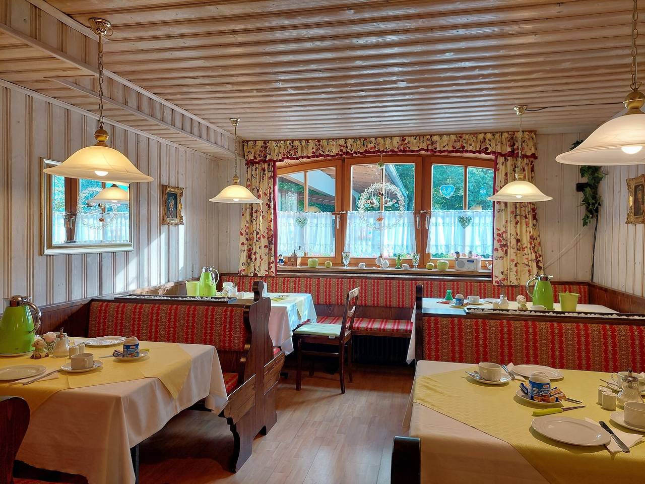 Parkhotel Ruhpolding inkl. Chiemgaukarte - Nr. 03 Fröhliches Einzelzimmer (12 qm) mit Terrasse und tollem Bergblick, Dusche/Wc, Tv, Wlan in Ruhpolding, Bayerische Alpen