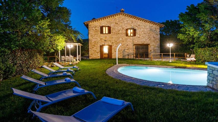 Location de vacances pour 10 personnes, avec piscine et jardin à Piandimeleto