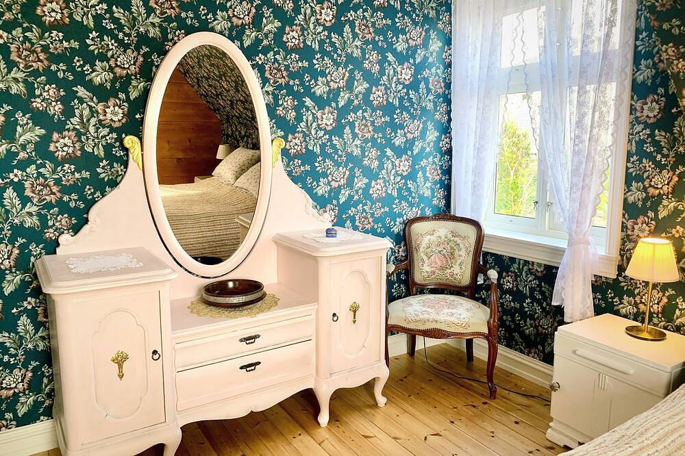 Beautiful historic Norwegian house in picturesque fishing village. in Sund