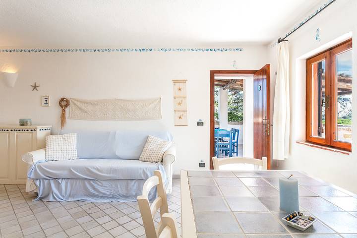 Casa vacanza vicino alla spiaggia con terrazza e vista mare; animali domestici ammessi in Baja Sardinia, Arzachena