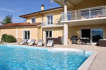 Cottage pour 8 personnes, avec balcon ainsi que jardin et jacuzzi à Nernier
