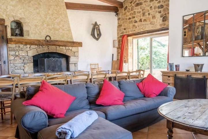 Location de vacances pour 26 personnes à Ailhon