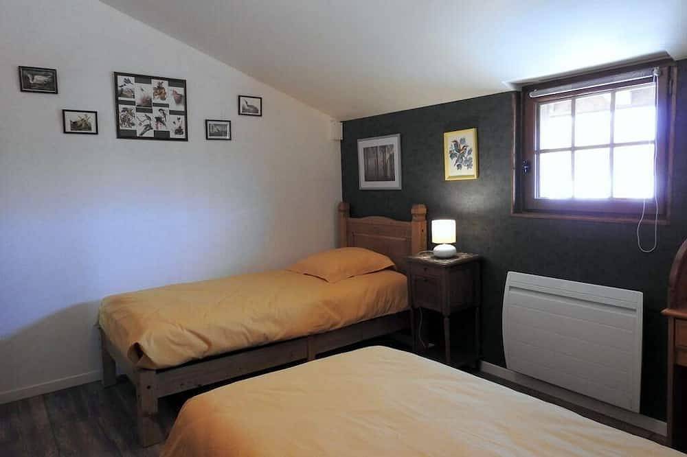 Rest on the farm with our 10 horses in the heart of nature.  Wifi works. in Droyes, Haute-Marne