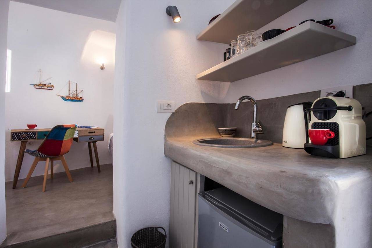 Suite with Private Pool in Tholos, Santorin