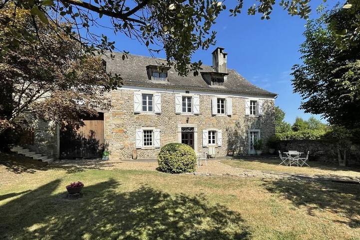 Location de vacances pour 8 personnes, avec jardin à Susmiou