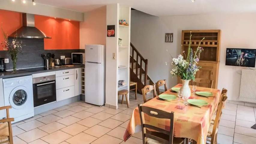 Gîte pour 8 personnes, avec piscine et terrasse, animaux acceptés dans Les Monts-Verts