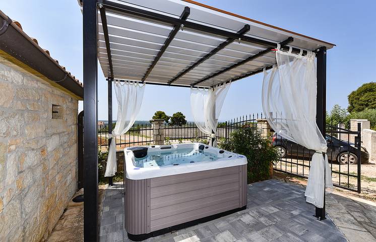 Ferienhaus für 7 Personen, mit Terrasse in Kastelir