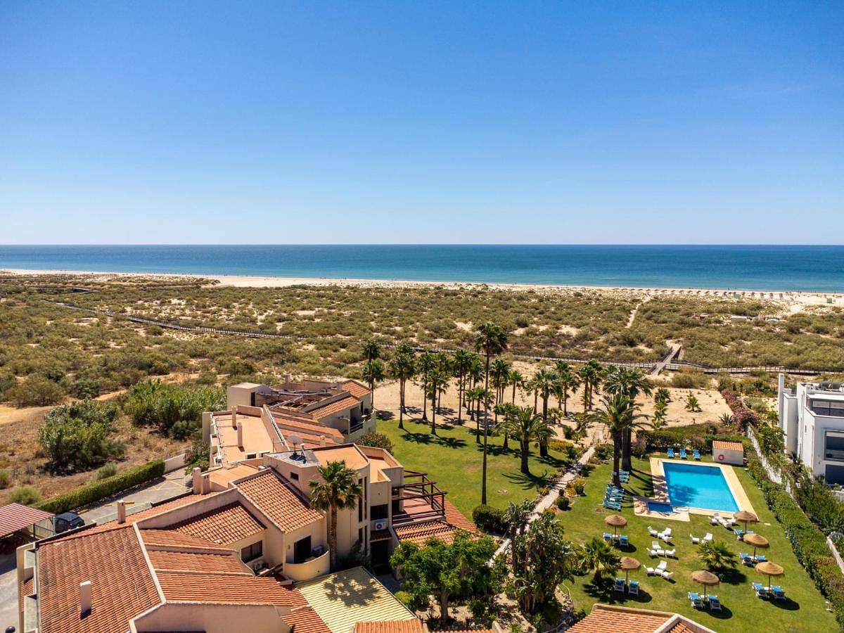 Praia da Lota Beachfront Resort - Hotel & Apartments in Praia da Lota, Manta Rota
