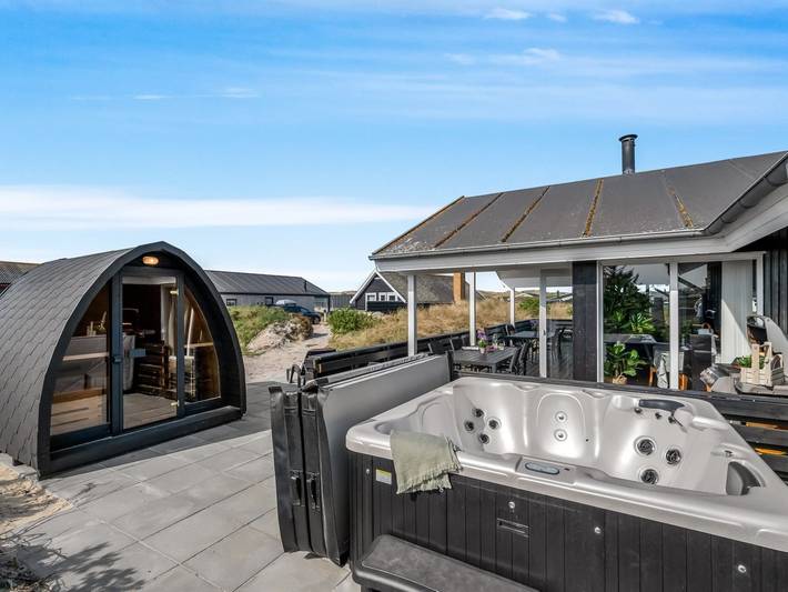 Ferieudlejning for 7 personer, med Terrasse og Sauna i Bjerregård