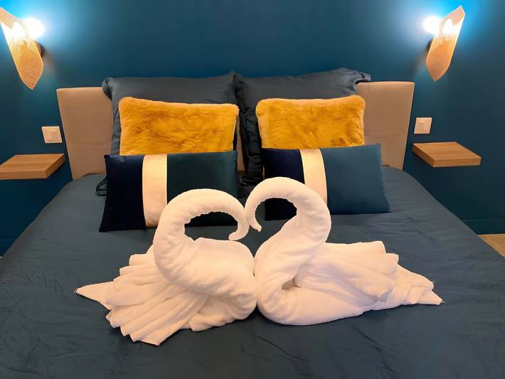 Gite "La Folie Romantique, with Private Spa, Terrace, Wi-Fi, and Air Conditioning in Sublaines, Tours region