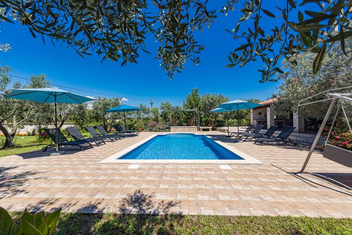 Villa pour 10 personnes, avec terrasse ainsi que piscine et jardin à Kavran - 4