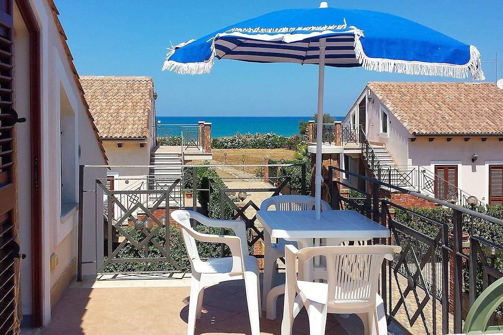 Apartamento entero, Apartamentos frente al mar con piscina, terraza con vistas al mar, Wi-Fi in Piana Calzata, Provincia de Palermo