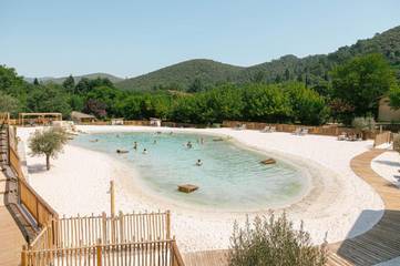 Camping pour 4 personnes, avec vue ainsi que jardin et piscine dans les Parc national des Cévennes