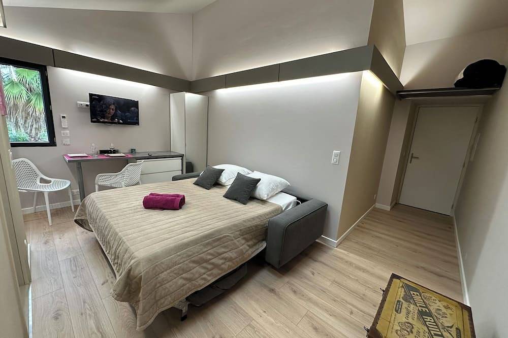 Entire apartment, L'Esquisse en Rose in Milhaud, Nimes region