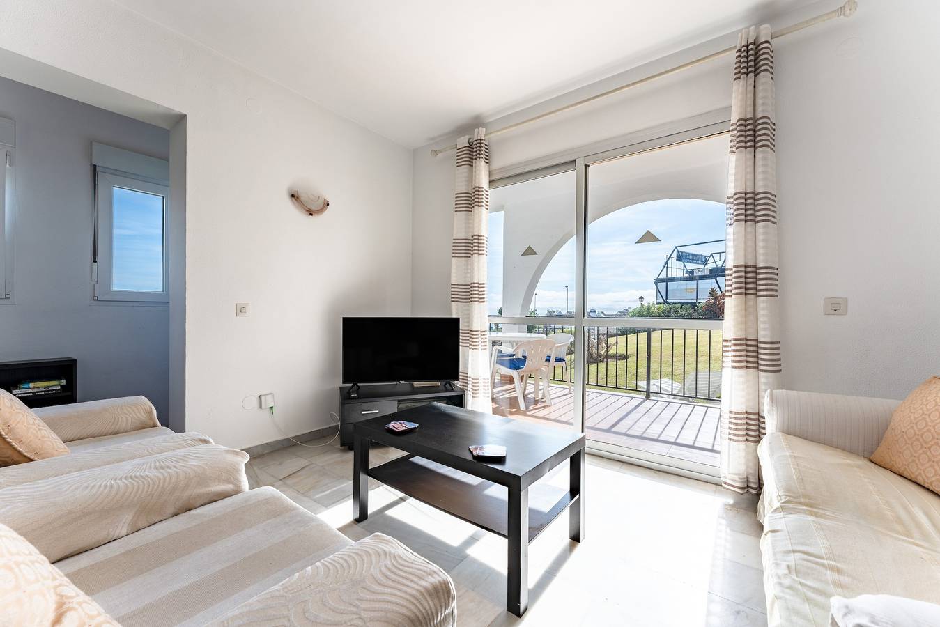Entire apartment, Apartment in Superb Location with Sea View, Pool & Wi-Fi in La Cala de Mijas, Mijas