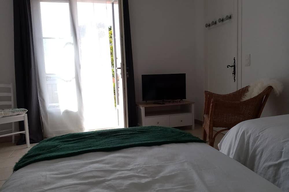 Appartement entier, Vue époustouflante, Studio au bord de la piscine dans un écrin de verdure. in Montauroux, Côte méditerranéenne (France)