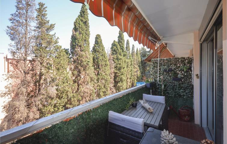 Entire holiday apartment, Sunny Retreat: 1.5km to Plages du Soleil in Vallauris, Mediterranean Coast (France)