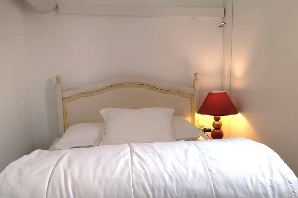 Entire apartment, 180 m from the beach, air-conditioned, dishwasher, induction, refurbished in Saintes-Maries-de-la-Mer, Mediterranean Coast (France)