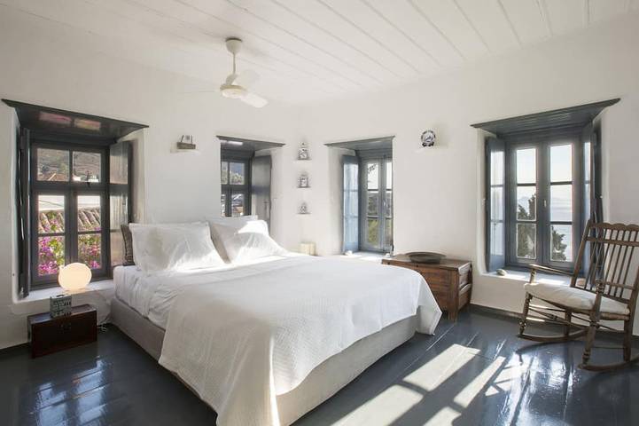 Location de vacances pour 10 personnes, avec jardin et balcon, animaux acceptés à Hydra - 4