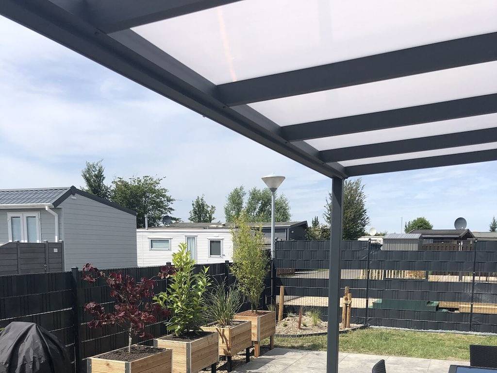 Hütte in Serooskerke mit Schwimmbecken in Serooskerke, Walcheren