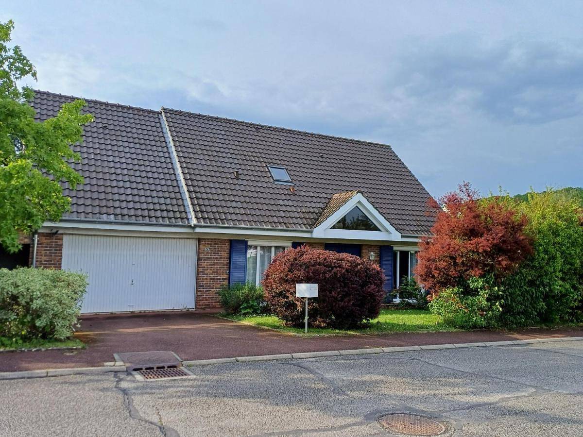 Twin Room in Plaisir (Yvelines), Yvelines
