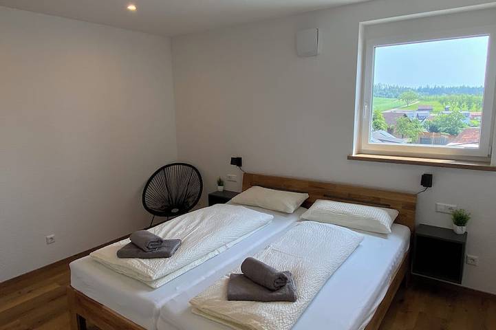 Ganze Wohnung, Frisch renovierte Ferienwohnung Hopfenblick 100qm 6 Personen Dachterasse in Tettnang, Region Bodensee-Oberschwaben