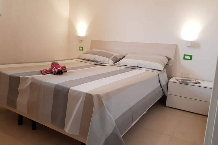 Appartement entier, Maison de vacances climatisée de deux pièces avec jardin et parking intérieur in Torre Dell'orso, Melendugno