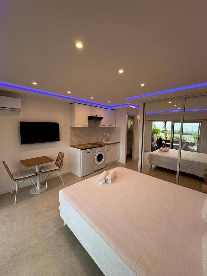 Gîte pour 2 personnes, avec vue ainsi que piscine et balcon dans Marineland (Juan-les-Pins) - 4