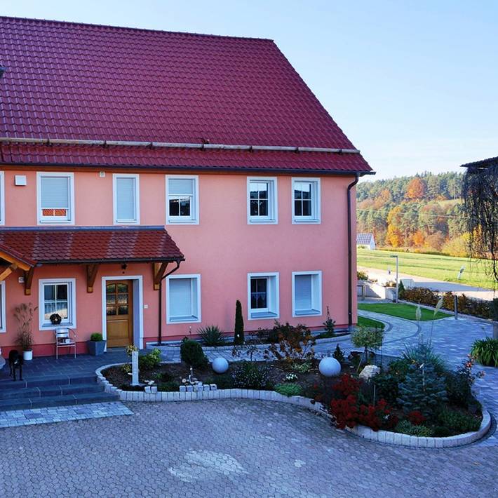 Ferienwohnung für 4 Personen, mit Balkon/Terrasse und Terrasse sowie Garten in Fränkisches Seenland