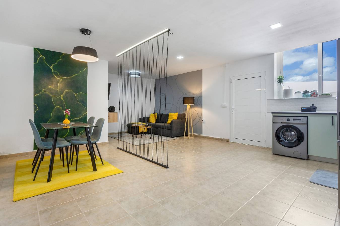 Apartamento entero, Vacaciones 'Tea-Rose Loft' con jardín compartido, Wi-Fi y aire acondicionado in Conil, Tías