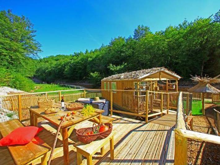 Mobil home pour 5 personnes, avec piscine à Saint-Amand-de-Coly