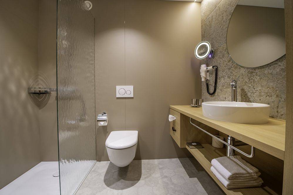 Hotel Gädi - Doppelzimmer Economy mit Balkon in Grächen, Walliser Alpen