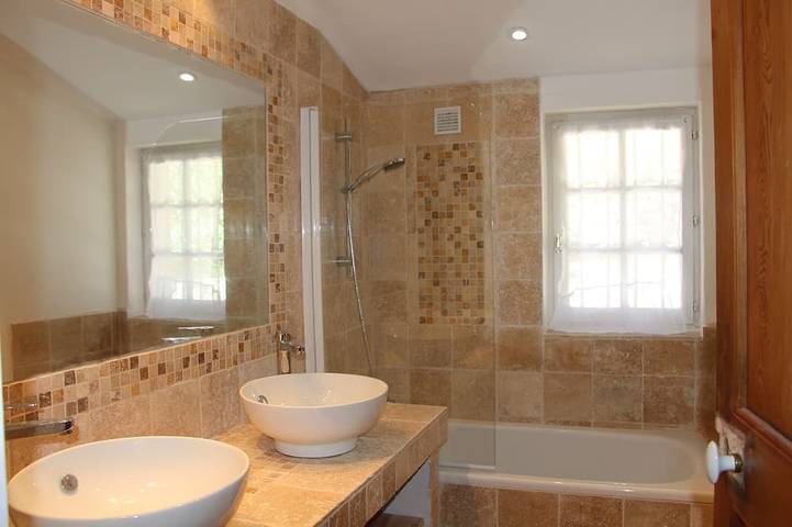 Schöne provenzalischen Haus Reben und Olivenbäumen - die Ruhe in der Französisch Riviera in Sanary-sur-Mer, Mittelmeerküste (Frankreich)
