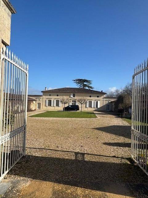 Location de vacances pour 14 personnes, avec Jacuzzi et Terrasse ainsi que Jardin et Piscine à Grézillac