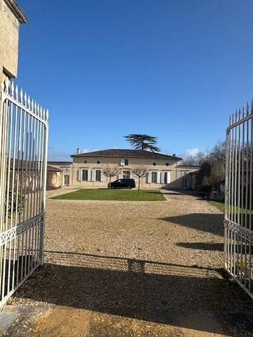 Gîte pour 14 personnes, avec piscine ainsi que jardin et vue à Grézillac