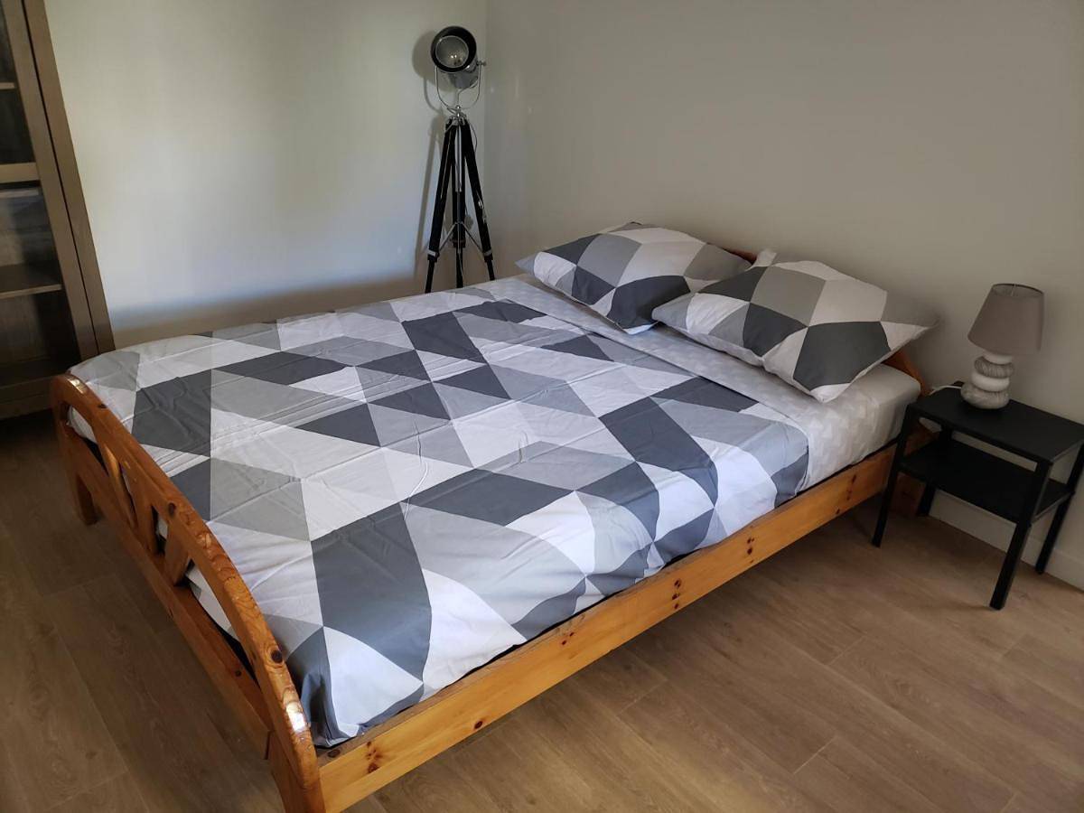 Double Room with Shared Bathroom in L'Isle-Jourdain, Toulouse et ses environs