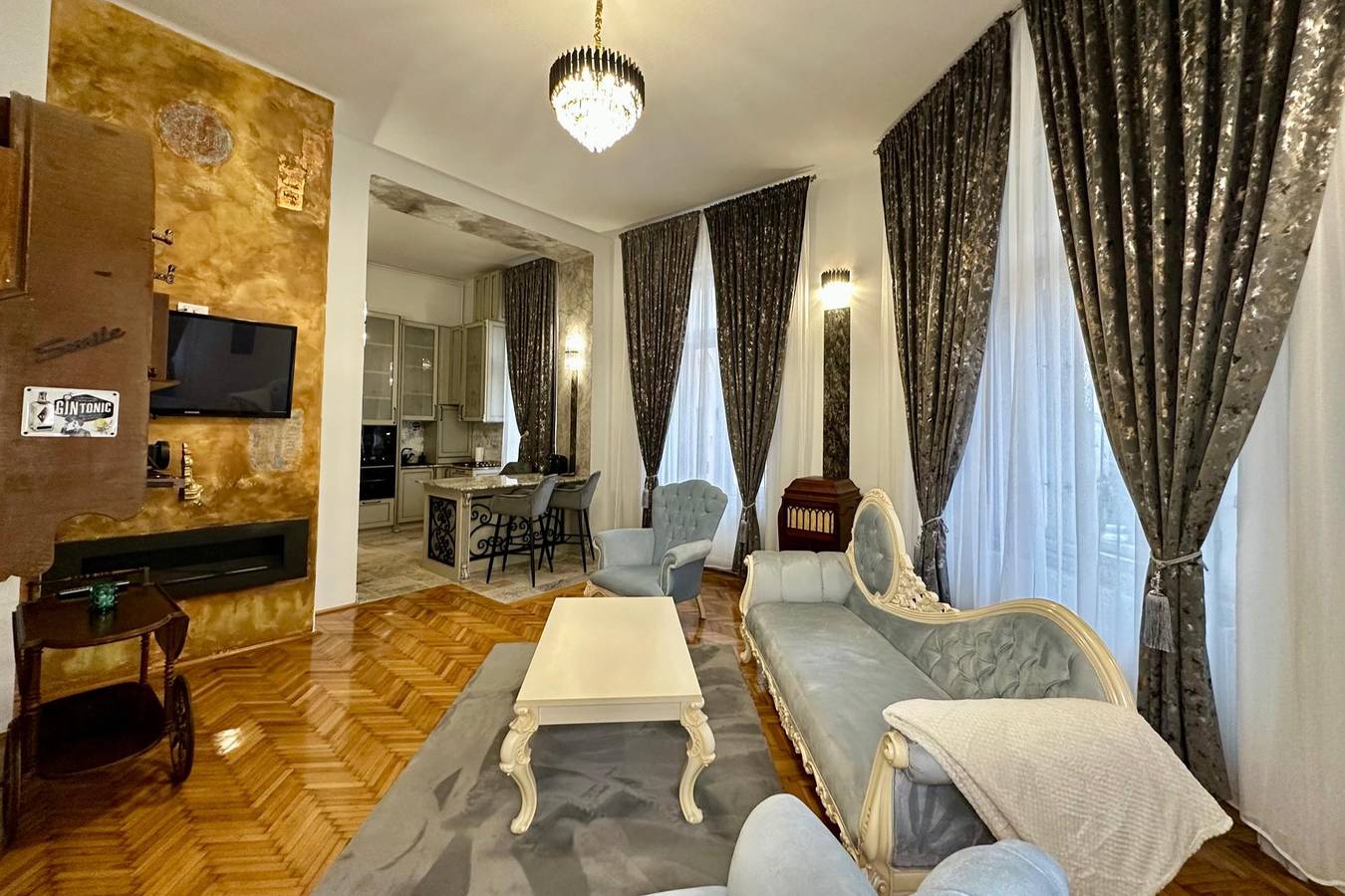 Ganze Ferienwohnung, 1 Bed Royal Escape - City Central, Wifi in Arad