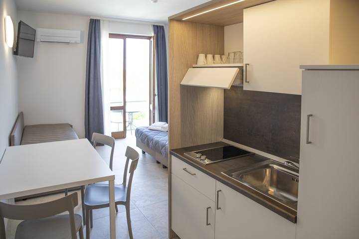 Appartamento intero, Junior Suite 5 con piscina condivisa e balcone privato in Spiaggia Romantica (Manerba del Garda), Manerba del Garda