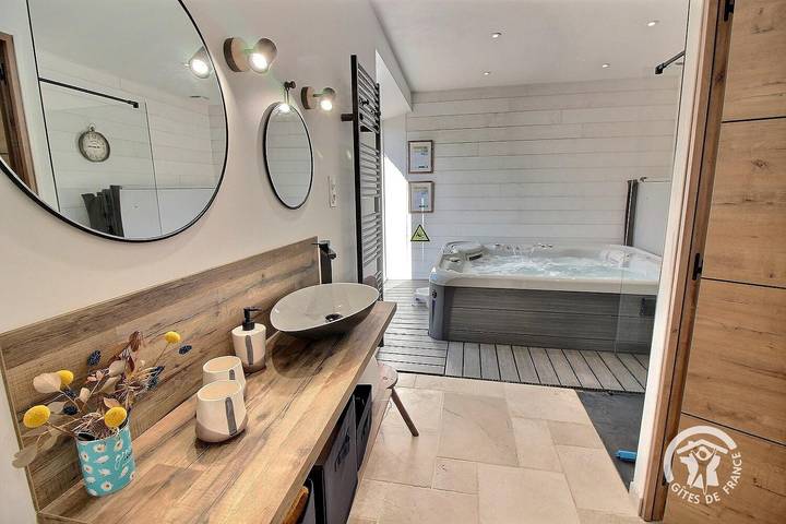 Gîte pour 2 personnes, avec Jacuzzi ainsi que Terrasse et Jardin à Plouasne - 4