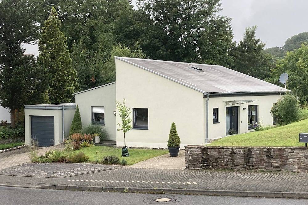 Schön gelegenes Ferienhaus mit Garten in Vallendar, Osteifel