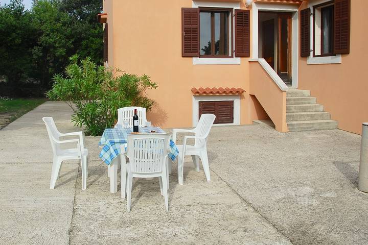 Ganze Wohnung, Ferienwohnung Alya mit großer Terrasse mit Meerblick 300m vom Strand in Nerezine, Lošinj (Kvarner Bucht)