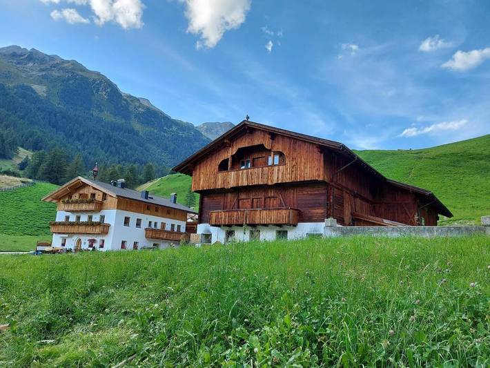Ferienwohnung für 3 Personen, mit Balkon und Terrasse sowie Garten und Ausblick in Rein in Taufers