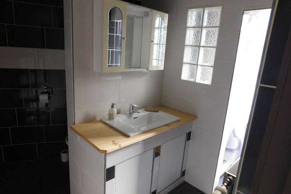 Geheel appartement, Studio near station and shops, for single person or couple in Limerlé, Gouvy