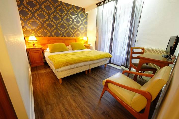 Hôtel pour 2 personnes, avec balcon et jardin à Saint-Jacques-des-Blats - 2