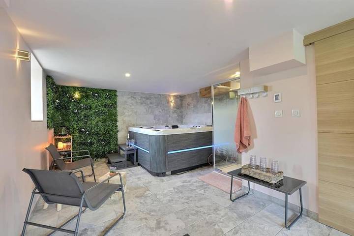 Location de vacances pour 12 personnes, avec Balcon et Jacuzzi ainsi que Terrasse et Jardin à Geishouse