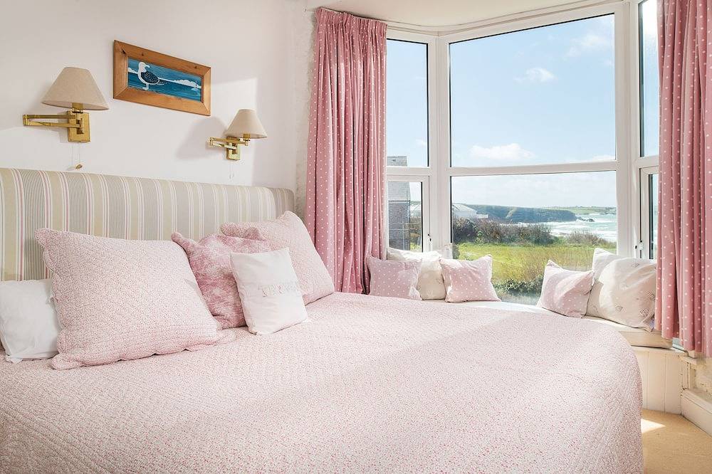 Fantastic Family Beach House, superb sea views & a stone's throw from the beach! in Trevone, Cornwall